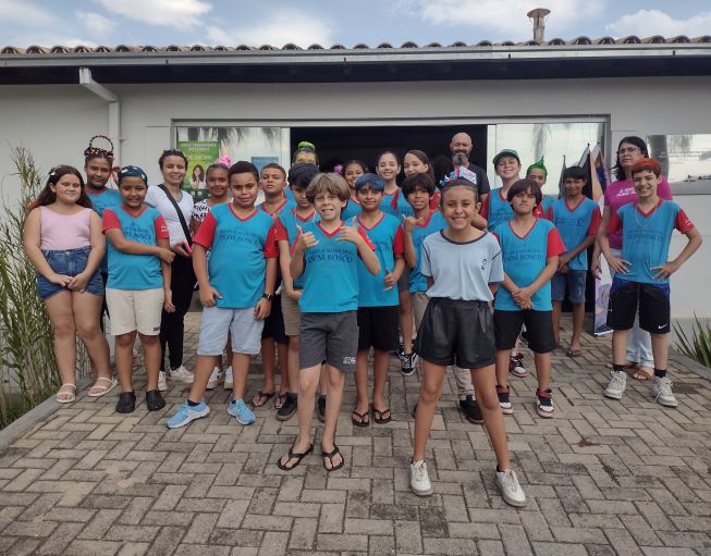 api-modulos/fotos/img/galeria_cat_culturais_493/493/13461/VISITA GUIADA POR GUSTAVO, ESCOLA MUNICIPAL D. BOSCO, PROF. FABIANA, À ESQ, E REGINA, À DIR.,08.10.2025 (11).jpg